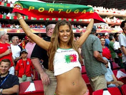 Un supportrice portugaise au Stade de France - © Kalaranet.com