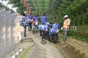 Douala retrouve des couleurs après le nettoyage des jeunes