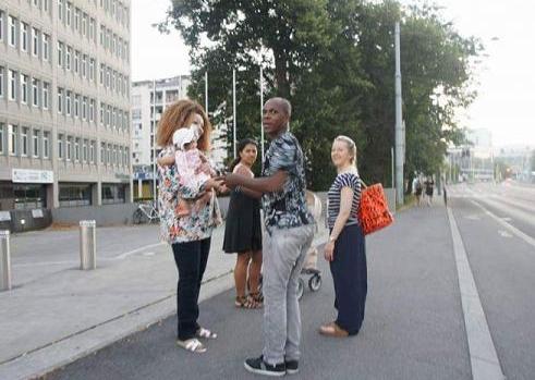 Chantal Biya habillé simplement et accessible dans une rue