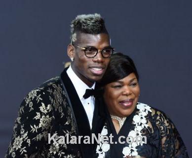 Paul Pogba en lunettes aux côtés de sa mère
