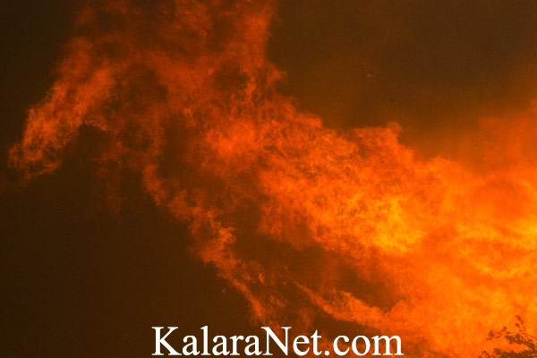 Une vue de la pression des flammes sous le ciel de la Californie