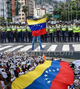 <em>L'opposition initie une marche de protestation au Venezuela</em>