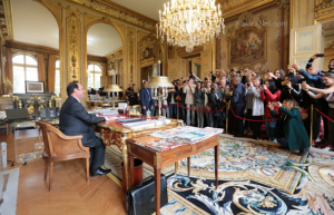 Plusieurs visiteurs ont eu la chance de filmer François Hollande dans son bureau à l'Elysée pendant les journées du patrimoine