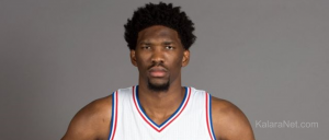 Joël Embiid est un pivot des Sixers qui comparé à Hakeem Olajuwon, une légende africaine en NBA