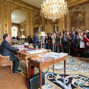 Plusieurs visiteurs ont eu la chance de filmer François Hollande dans son bureau à l'Elysée pendant les journées du patrimoine