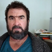 Eric Cantona traite Didier Deschamps de raciste